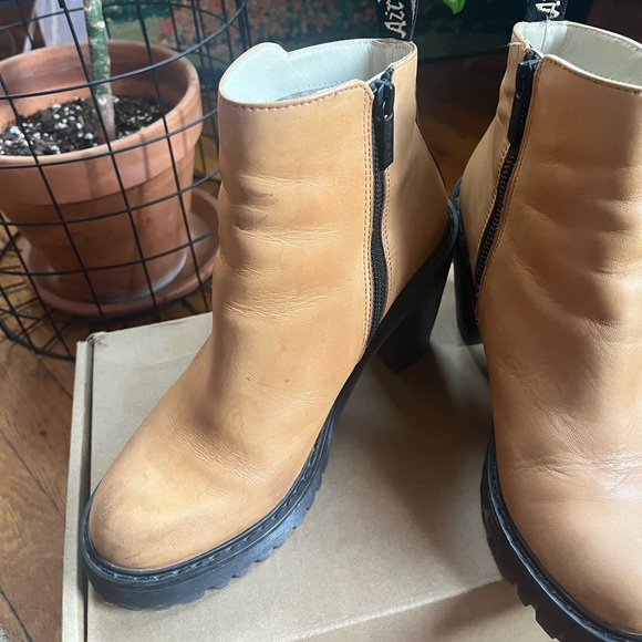 Doc Martens Magdalena Heeled Boots/Booties size 8 - Picture 4 of 9